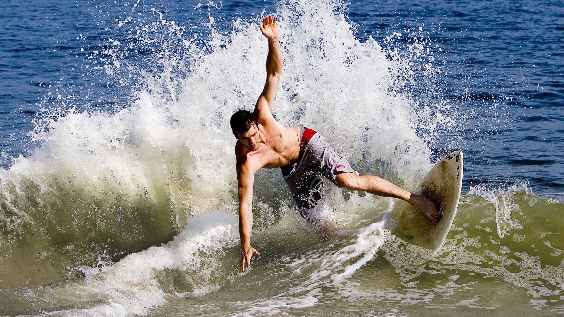 莎拉波娃在巴塞罗那比赛中比分优势明显，惊险取胜引发热议！